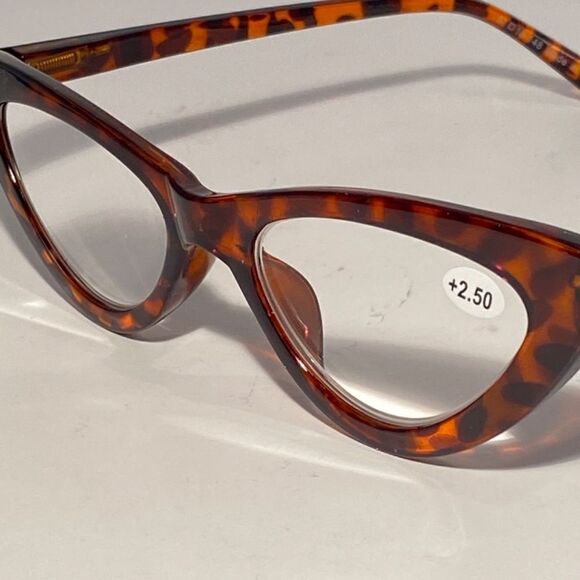 1127 Emma Cateye Reading Glasses 2.50 Tortoise Readers NWT